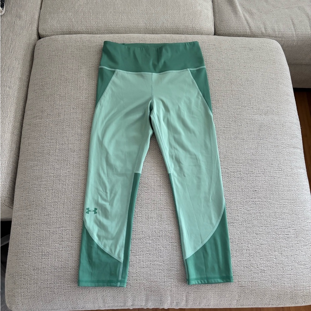 Medium under-armor capri leggings!